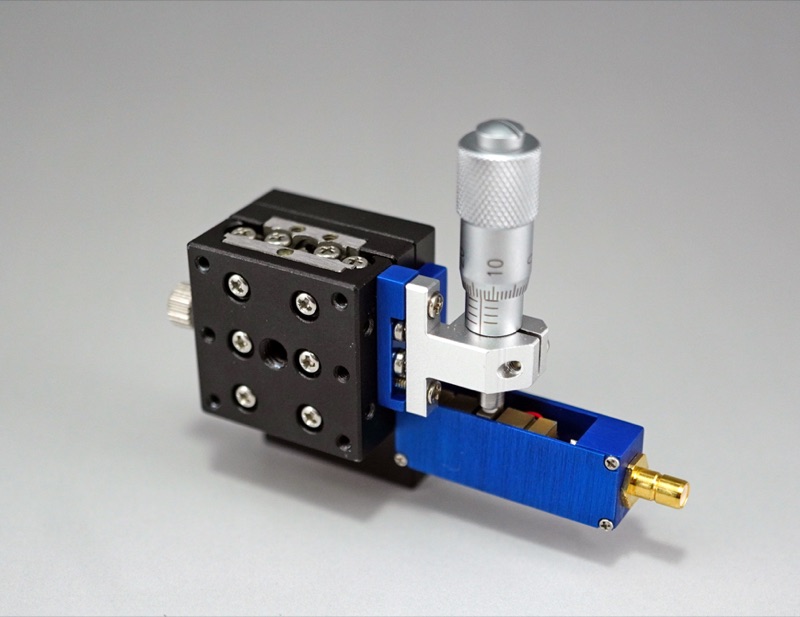 Stolik Z z pomocą piezo 25X25mm (platforma pionowa/baza pozioma) z regulatorem prawostronnym +/-3mm, gwinty M2 (TADC-253RLPA)
