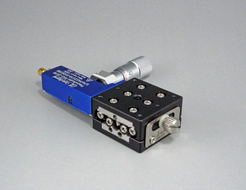 Stolik X o wymiarach 25X25mm z asystą piezoelektryczną, prawy regulator, +/-3mm, gwinty M2 (TADC-251SRPA)