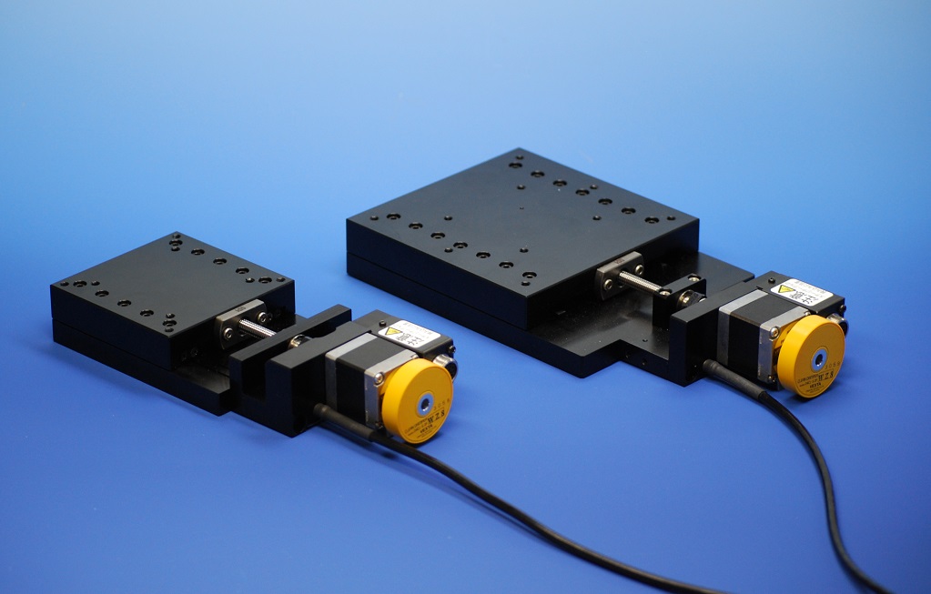 Stolik silnikowy X z zakresem 50mm, rozdzielczość 1nm, 120x120mm, gwint M4 (FS-1050UPX)