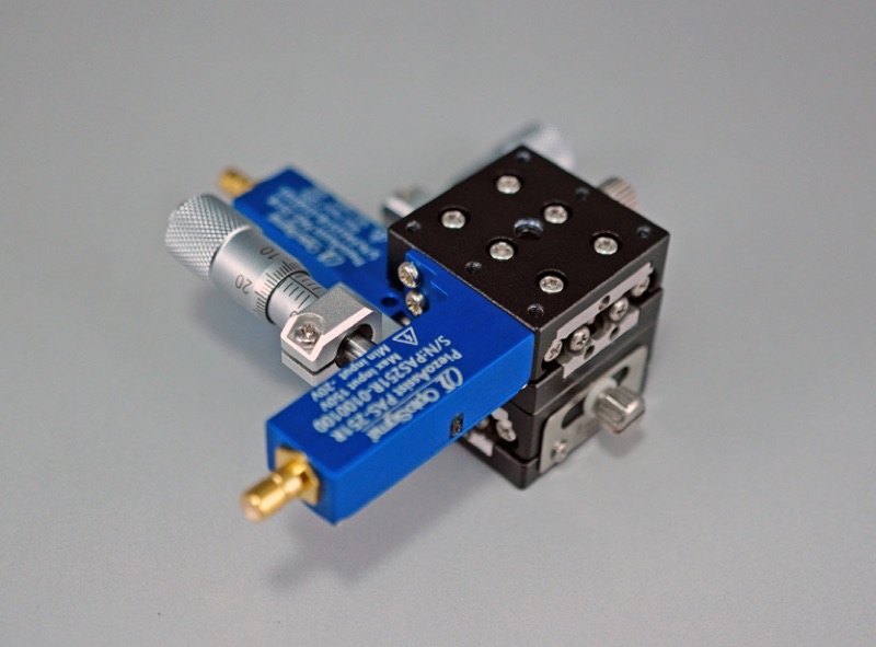 Stolik XY z asystencją piezoelektryczną 25X25mm, prawoskrętny regulator, +/-3mm, gwinty M2 (TADC-252WSRPA)