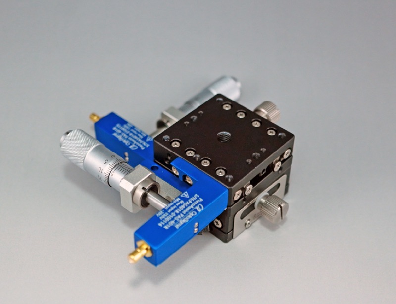 Stolik X z asystencją piezoelektryczną 40X40mm, prawoskrętny regulator, +/-6.5mm, gwinty M3 (TADC-402WSRPA)
