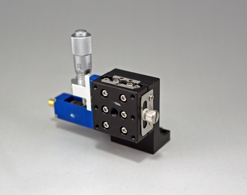 Stolik Z z pomocą piezo 25X25mm (platforma pionowa/baza pozioma) z regulatorem lewostronnym +/-3mm, gwinty M2 (TADC-253LPA)